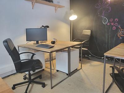 Open-plan office with 2 workstations