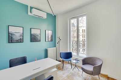 Private office with 10 workstations in the 8th arrondissement