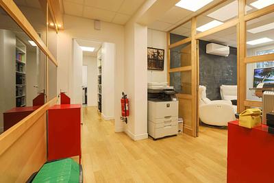 Offices in the 8th arrondissement, completely refurbished, with a view of the courtyard