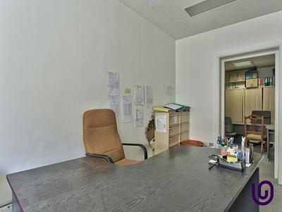 Spacious office just a stone's throw from the Arc de Triomphe