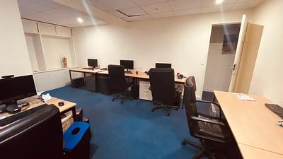 Workstation to rent in Paris 17th-18th with Internet Fiber