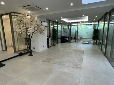 Fully-equipped enclosed offices for rent Paris 17th arrondissement
