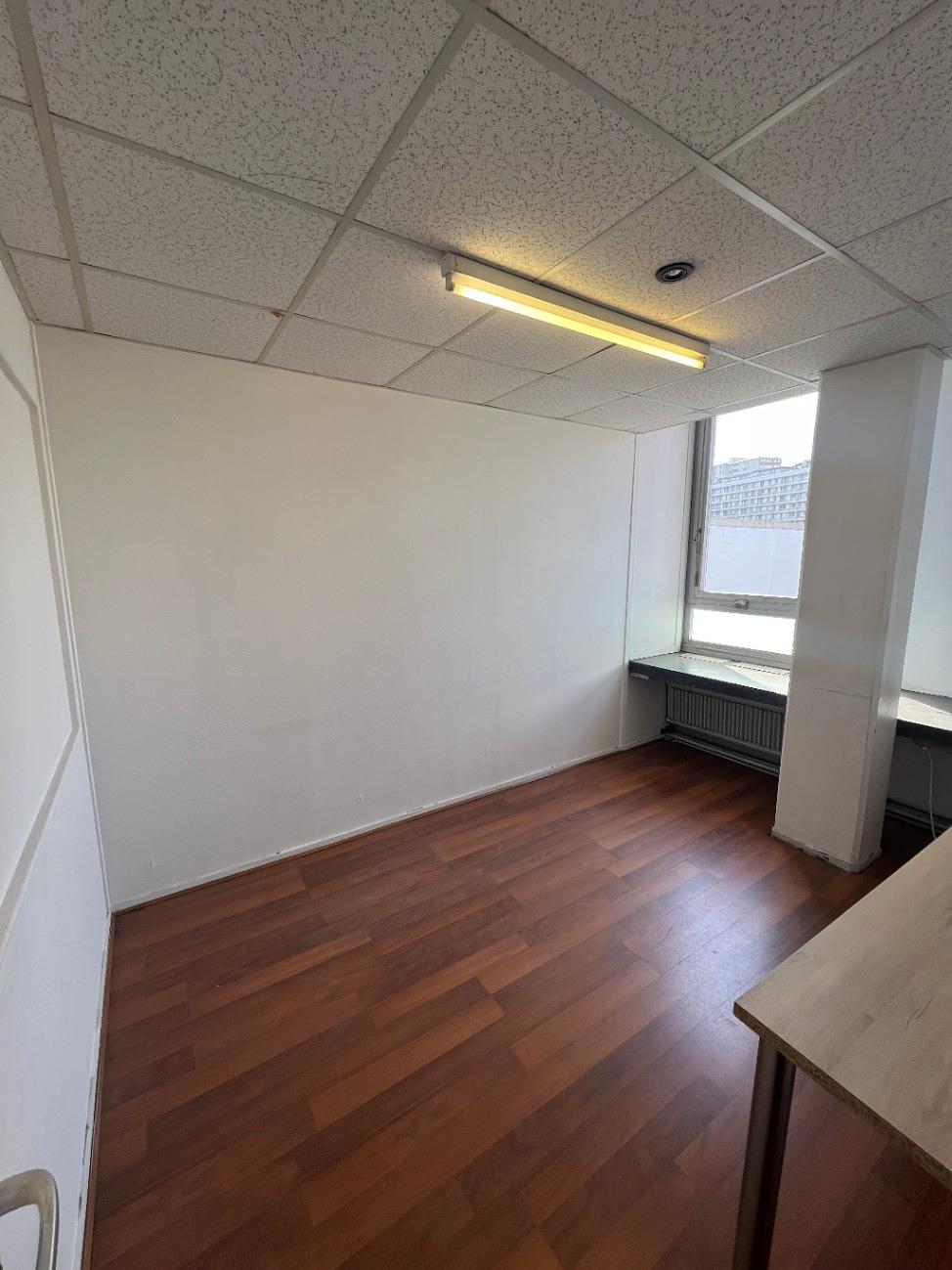 Unfurnished office for 2 people in Montreuil | Private office | 48836