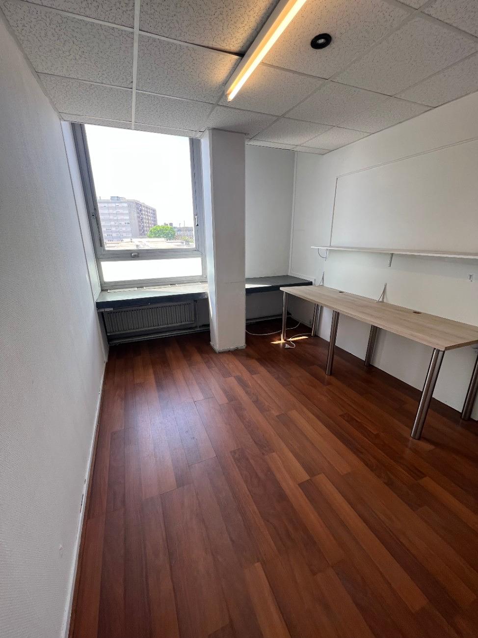 Unfurnished office for 2 people in Montreuil | Private office | 48838