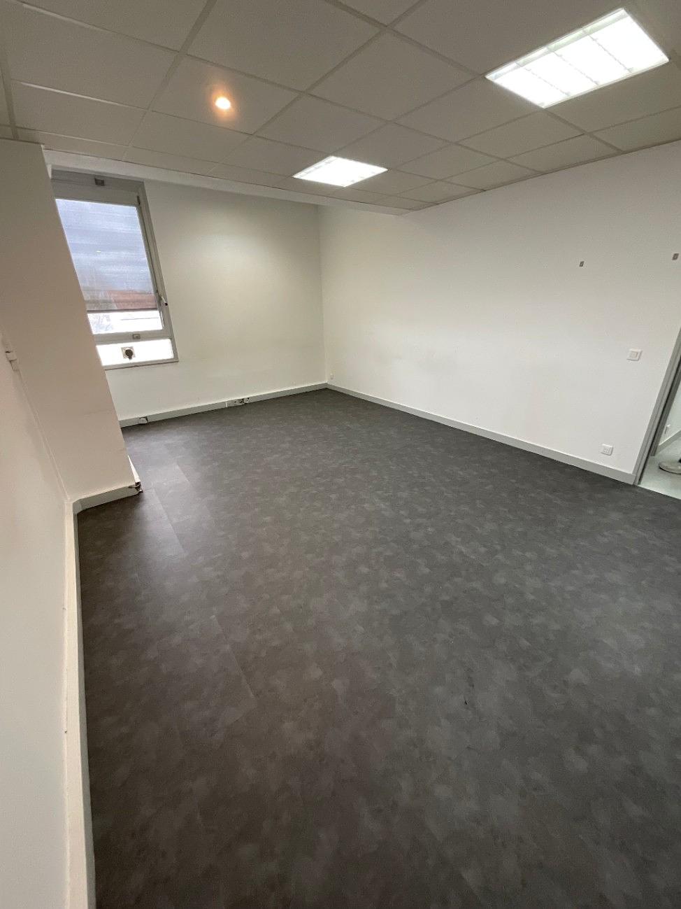 Unfurnished office for 5 people in Montreuil | Private office | 48796