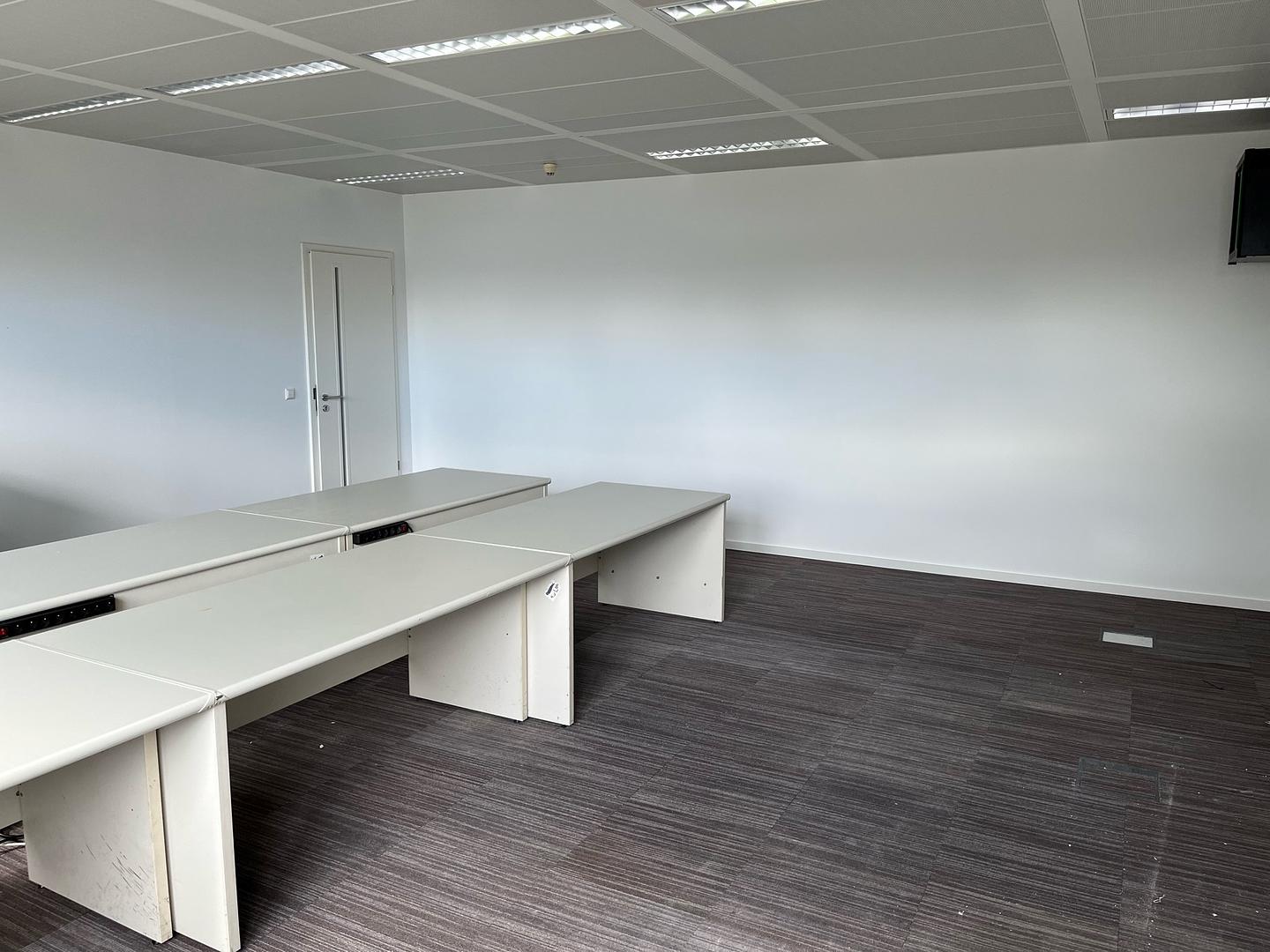 Furnished office for 12 people in Capellen | Entire office | 6070