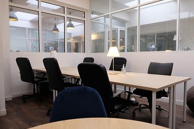 Rental of a glass-enclosed office with 6 workstations in an overall space of 200m2.