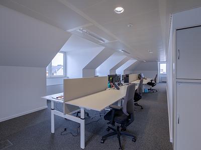 Mezzanine Suite on top floor of authentic central building with 3 large calm modern offices with parking possibility