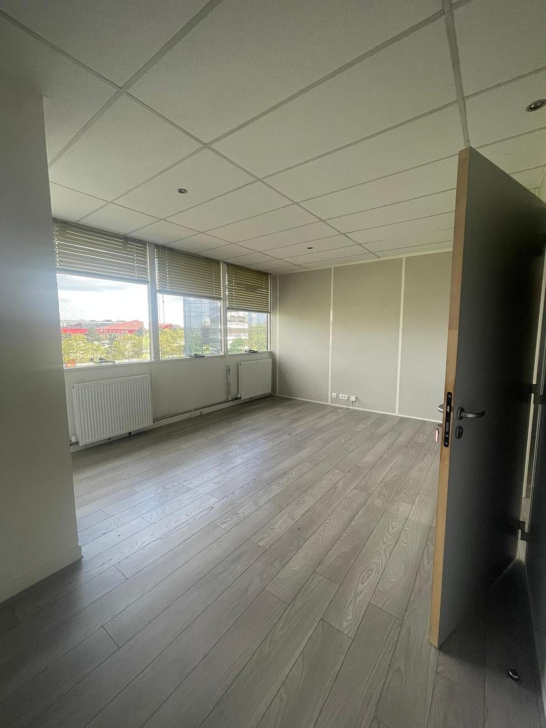 Furnished office for 3 people in Cergy | Private office | 49151