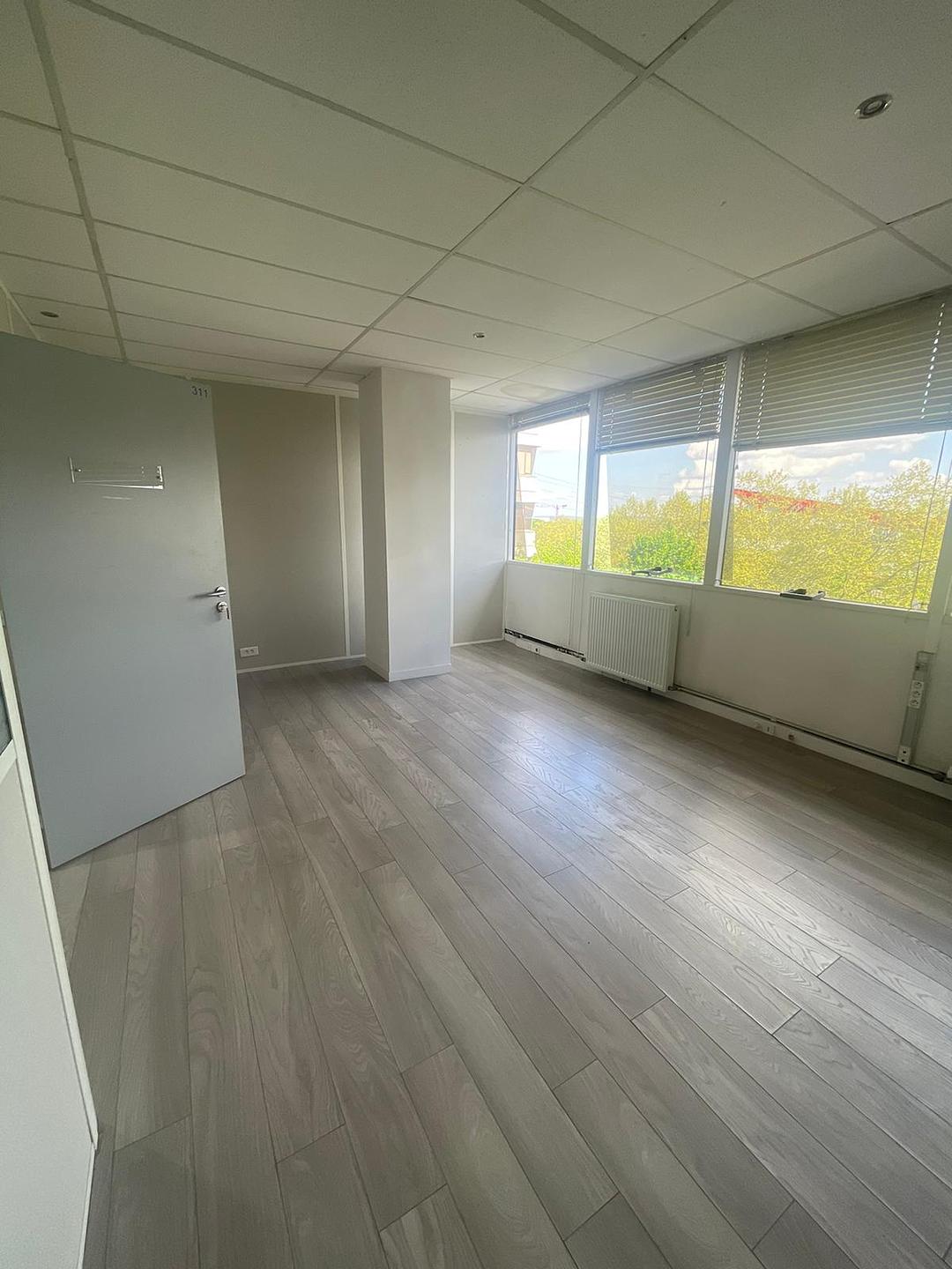 Furnished office for 3 people in Cergy | Private office | 49150