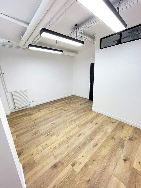 Unfurnished office for 4 people in Montreuil | Private office | 6396